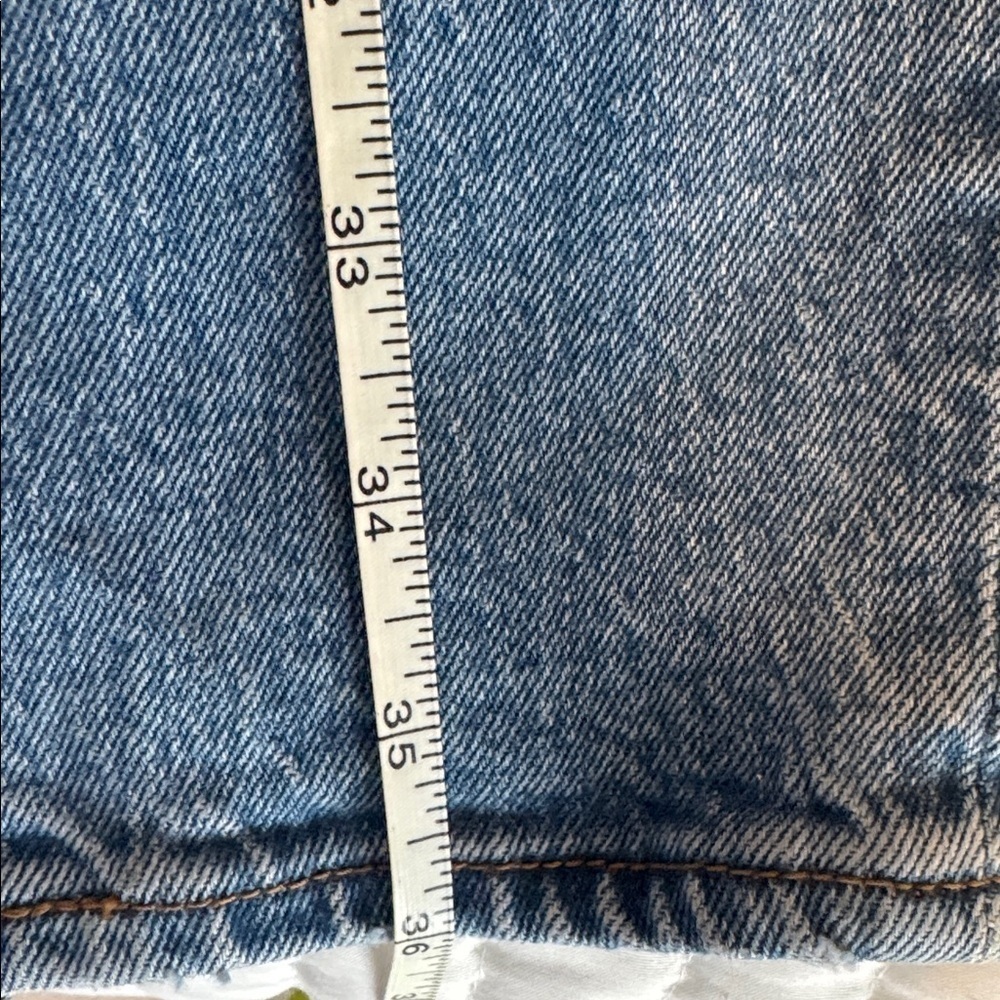 Levi's Classic Blue Jeans with Leather Patch - Picture 9 of 9